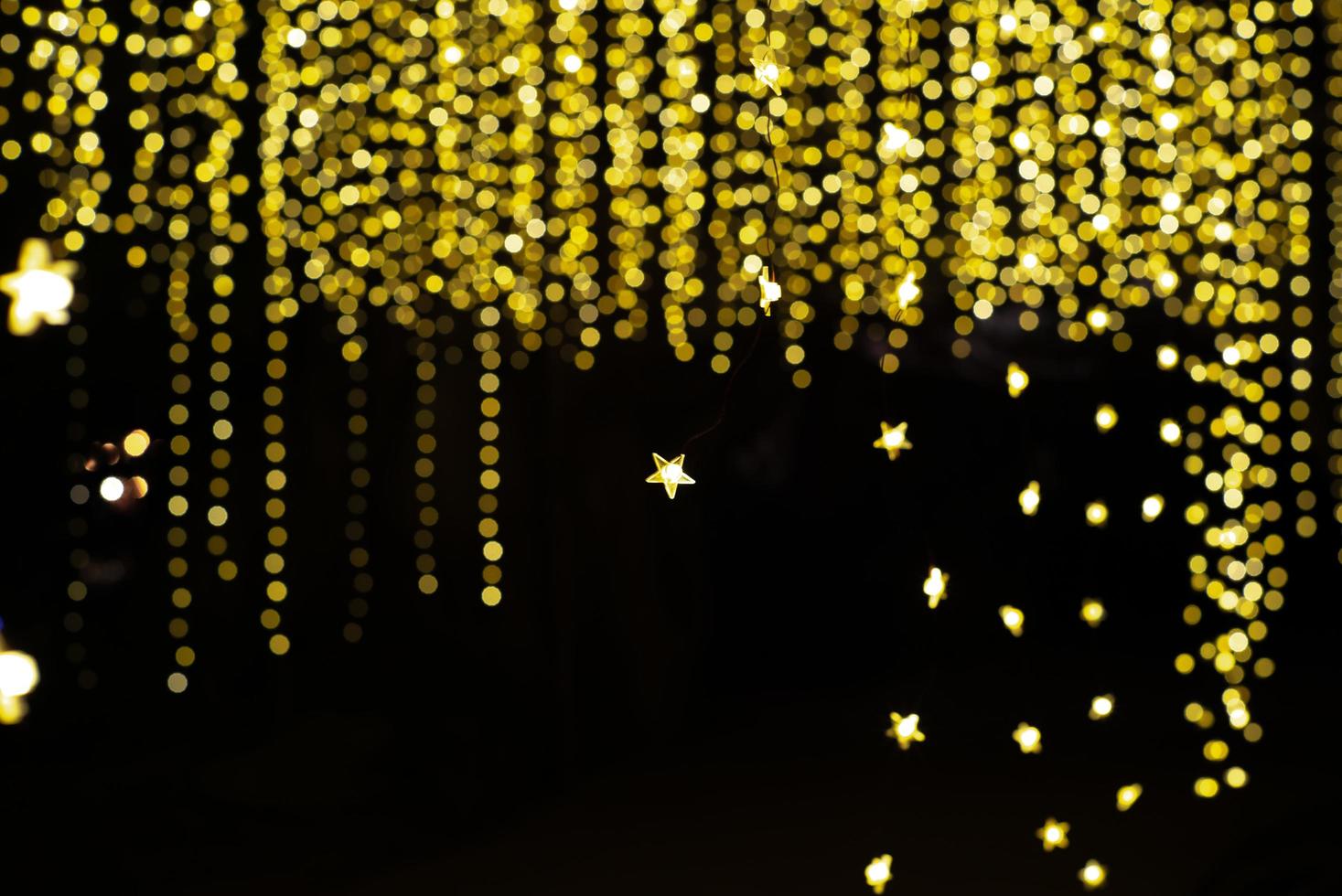 abstrakte Textur und Hintergrund von bunten glitzernden Bokeh-Lichtern mit schwarzem Hintergrund foto