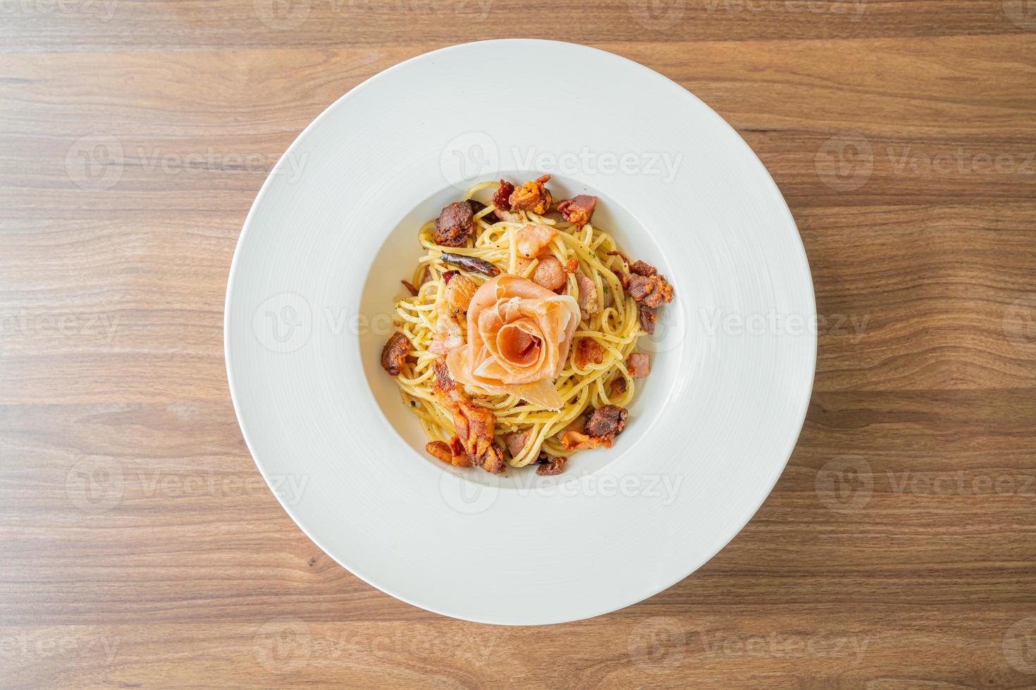 Spaghetti mit Chili, Olive Öl und Prosciutto Speck foto