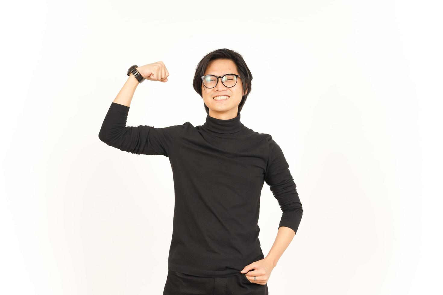 zeigen Stärke Arm von gut aussehend asiatisch Mann isoliert auf Weiß Hintergrund foto