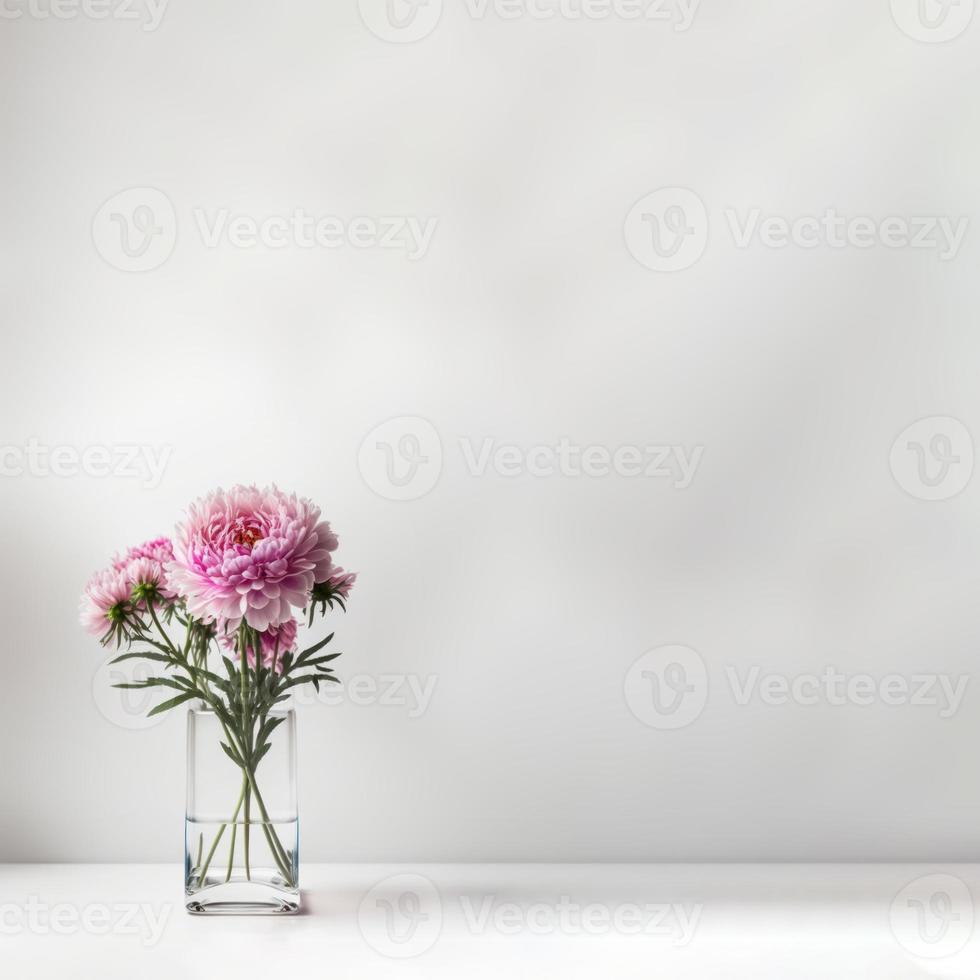 Rosa blühen Blume im Glas Vase auf Tabelle mit Weiß Hintergrund. Kopieren Raum. foto