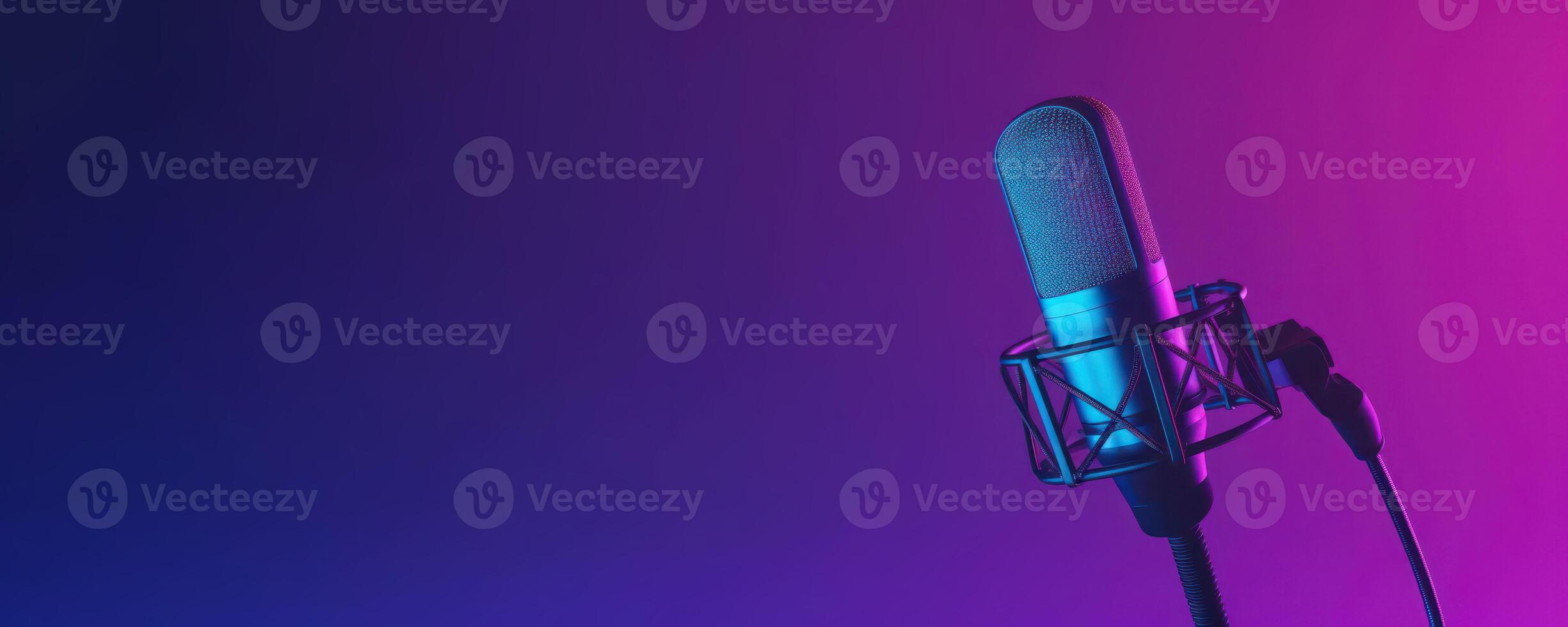 Studio Podcast Mikrofon auf Gradient Neon- Hintergrund foto