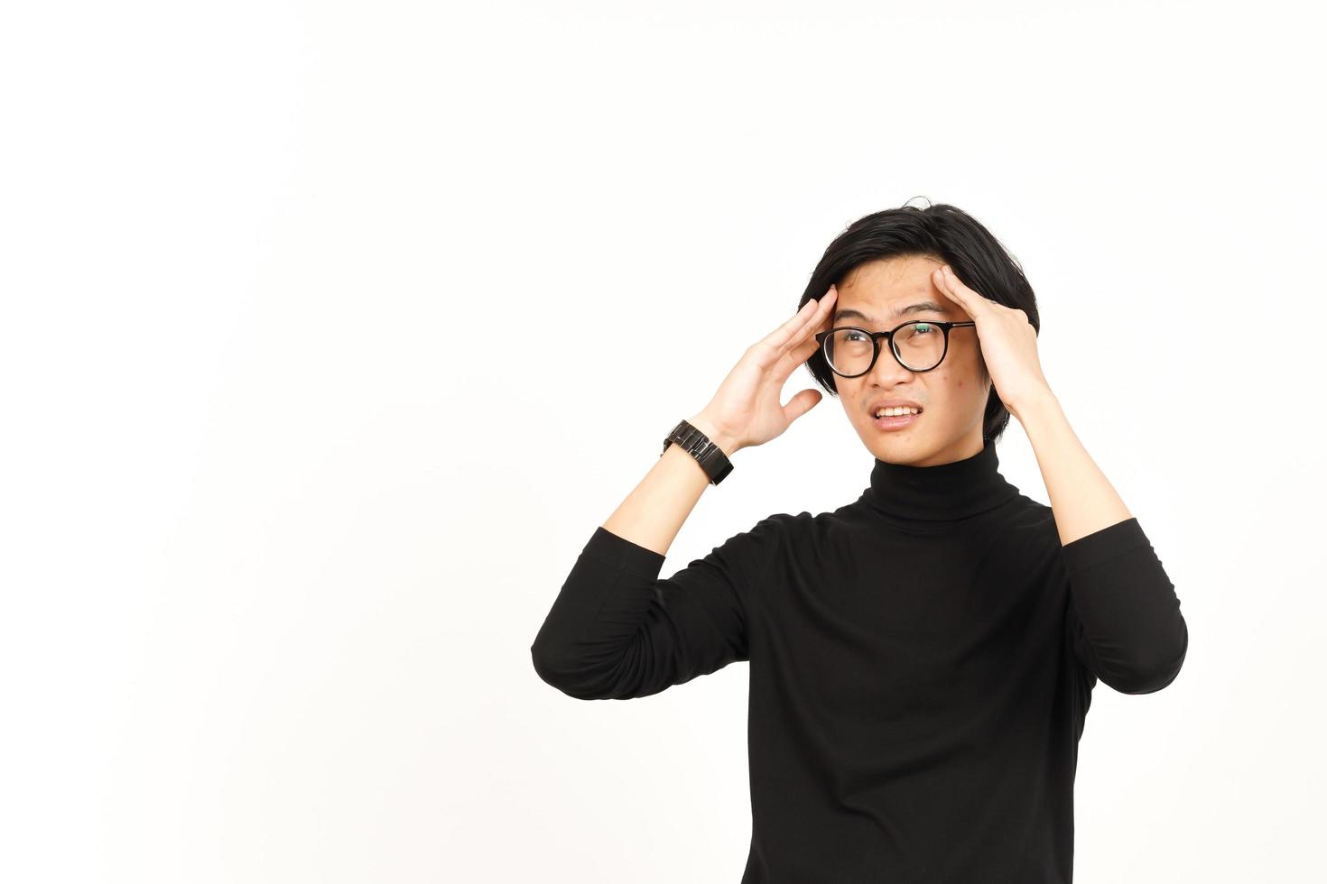 Leiden Kopfschmerzen Geste von schön asiatisch Mann isoliert auf Weiß Hintergrund foto