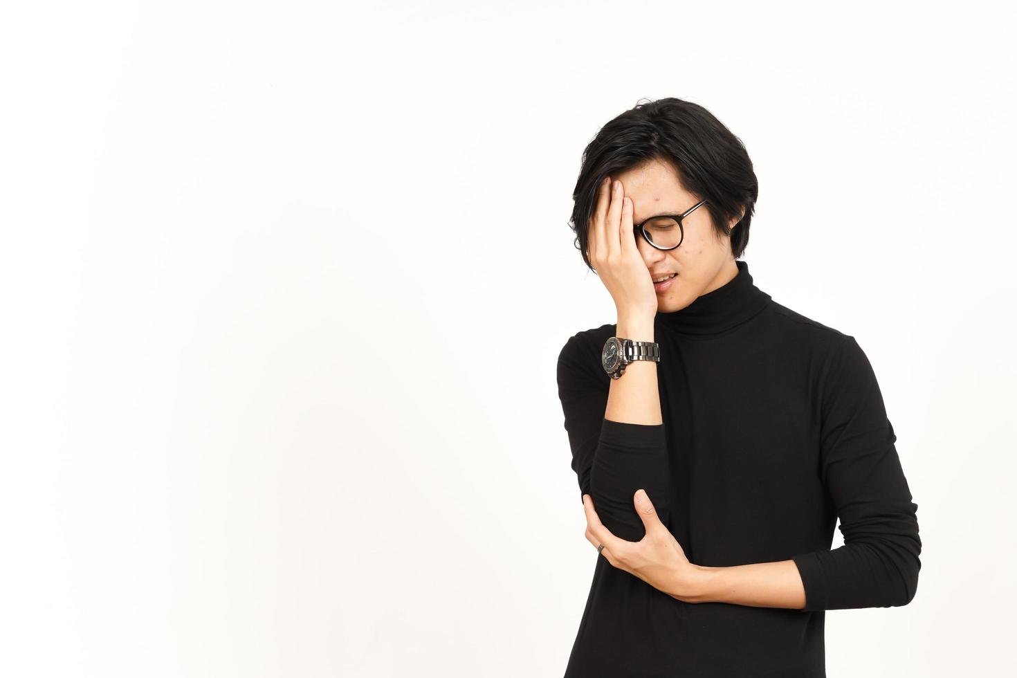 Leiden Kopfschmerzen Geste von schön asiatisch Mann isoliert auf Weiß Hintergrund foto