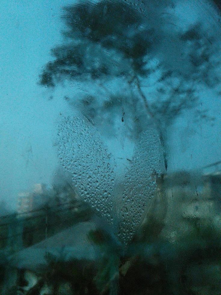 ein Liebe Herz gemalt auf ein beschlagen Glas Fenster Hintergrund foto