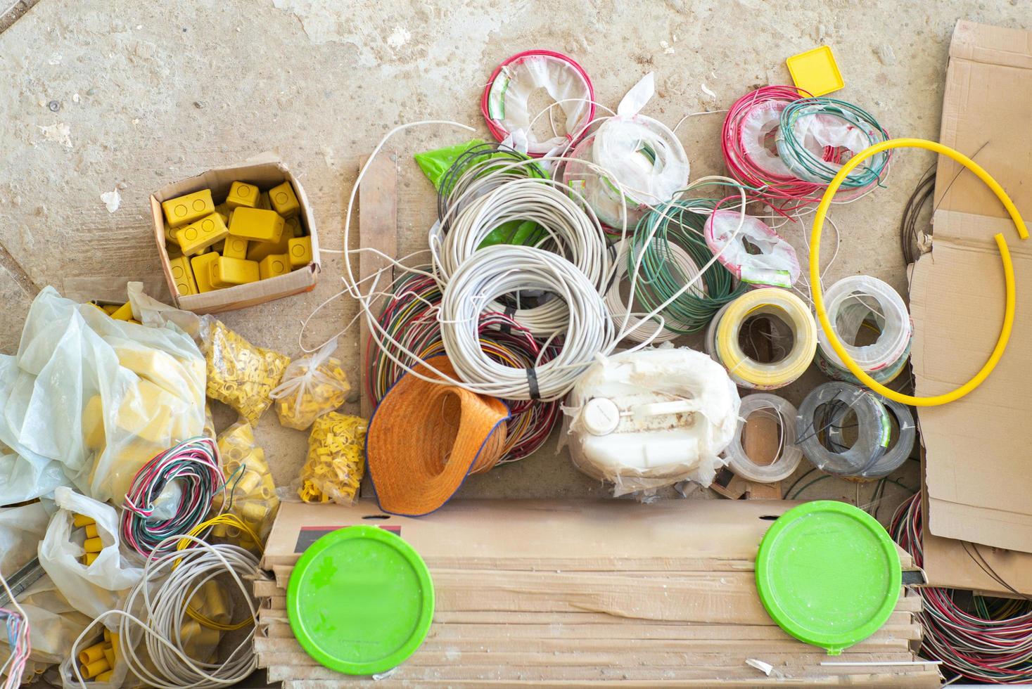 Draufsicht auf einen Materialhaufen und Drahtrollen im im Bau befindlichen Haus foto