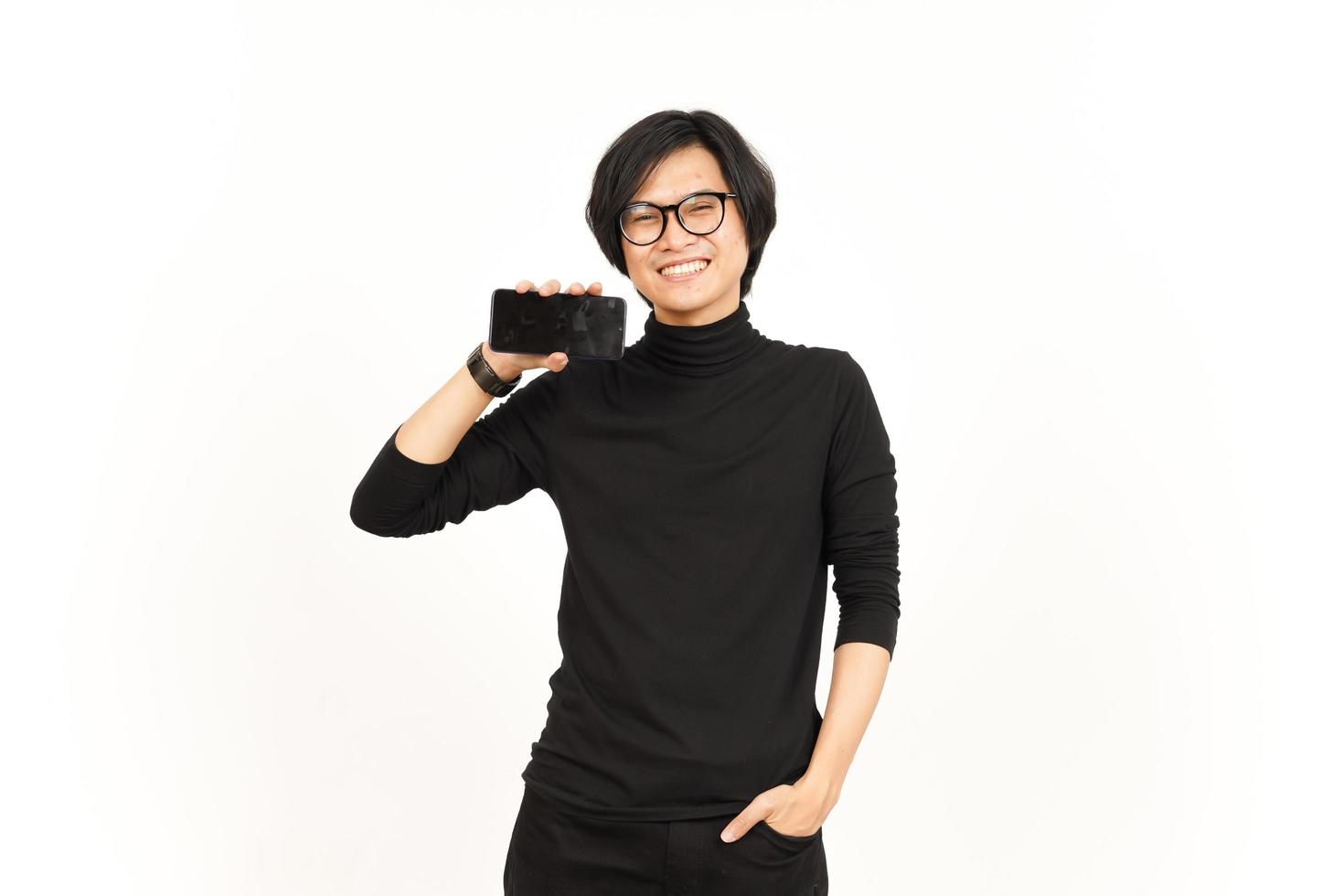 zeigen Apps oder Anzeigen auf leer Bildschirm Smartphone von gut aussehend asiatisch Mann isoliert auf Weiß Hintergrund foto
