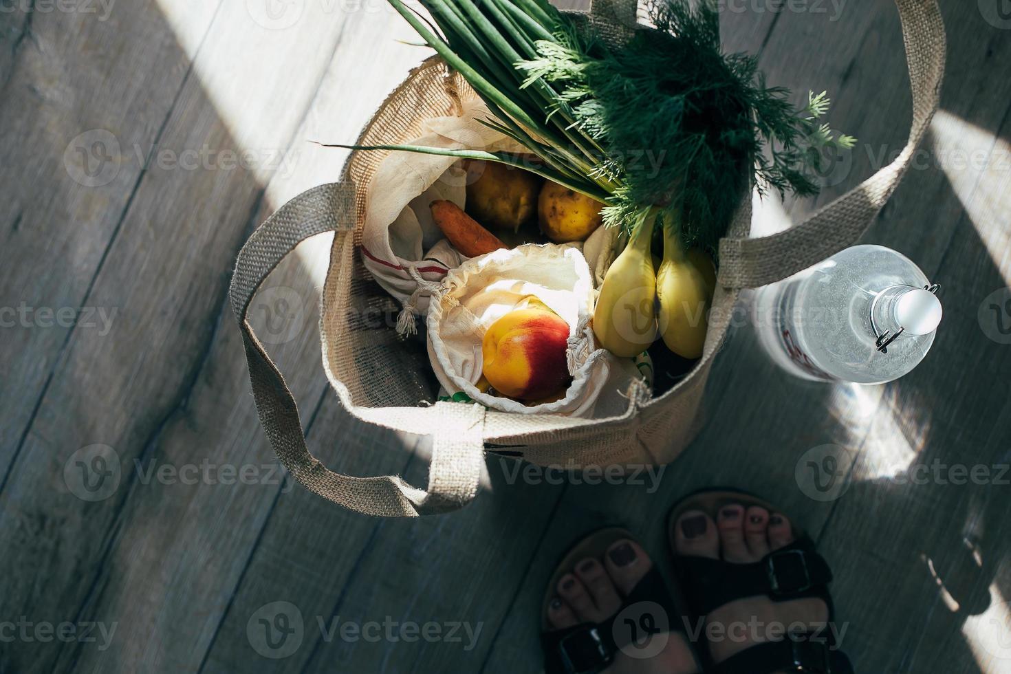 Geschäft Plastik frei. Null Abfall Einkaufen Konzept. Öko Taschen mit frisch Gemüse und Früchte foto