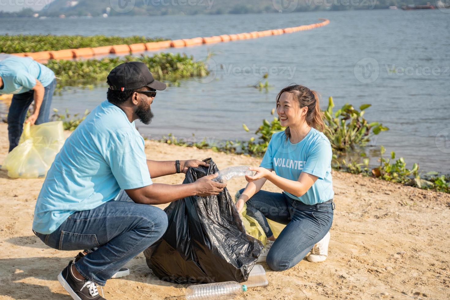 Freiwillige Reinigung Plastik beim Fluss Strand. Umwelt und ökologisch Pflege, Erde Tag Konzept foto