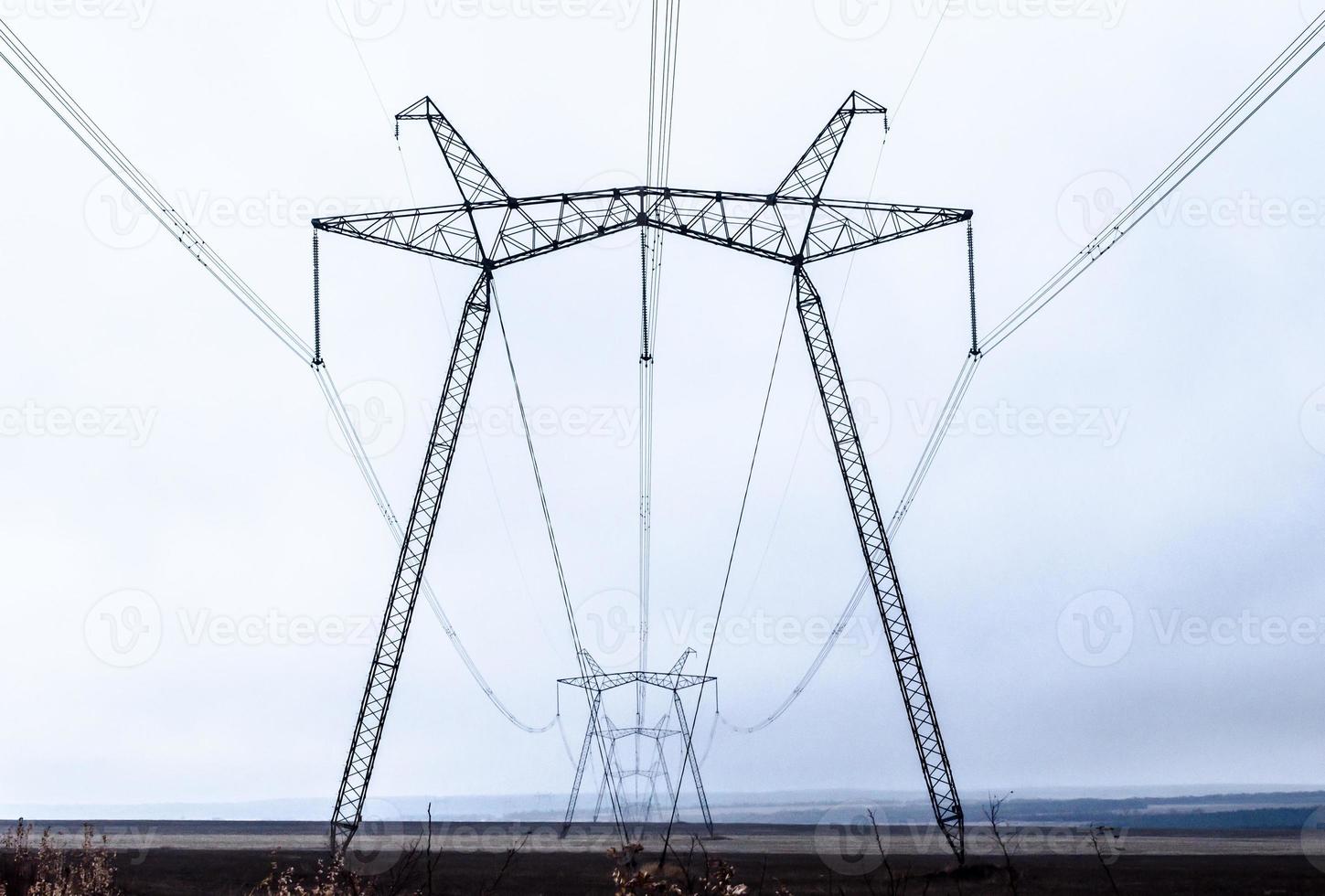 Hochspannungsleitungen mit bewölktem Himmel foto