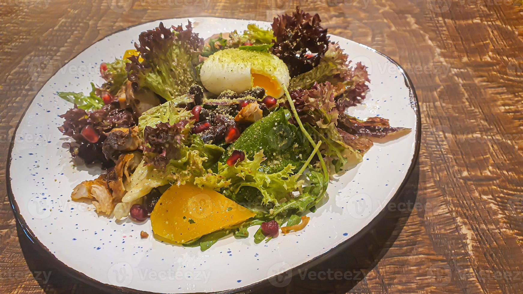 Diät Salat von frisch Gemüse. Kopfsalat, pochiert Ei, Tomaten, Grün Zwiebeln und Chili Pfeffer. Soße. foto