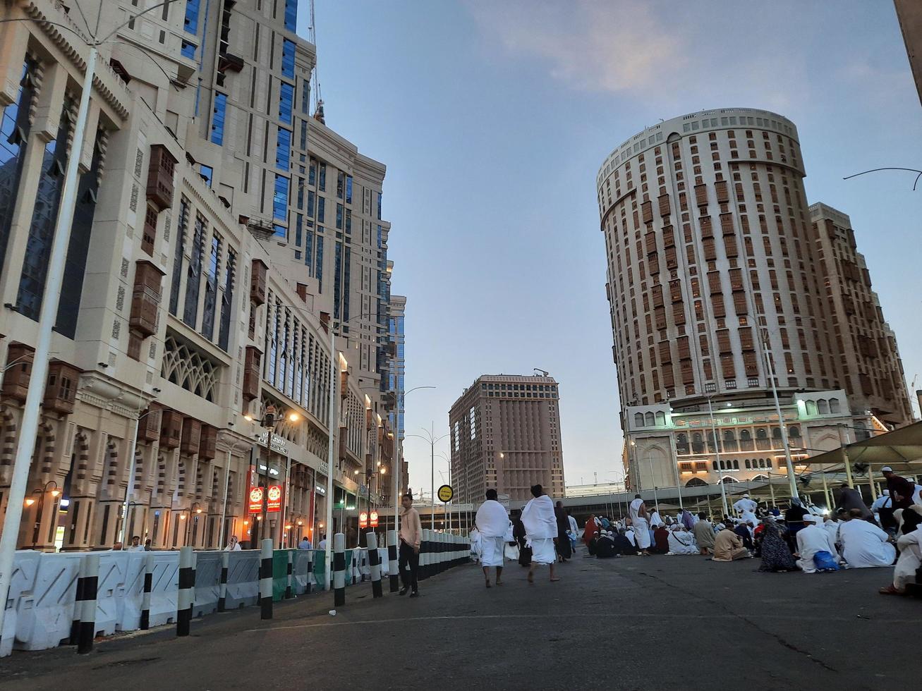 Mekka, Saudi Arabien, April 2023 - - ein schön Aussicht von Pilger, hoch Gebäude und Beleuchtung beim Nacht auf das äußere Straße im Masjid al-haram, Mekka. foto