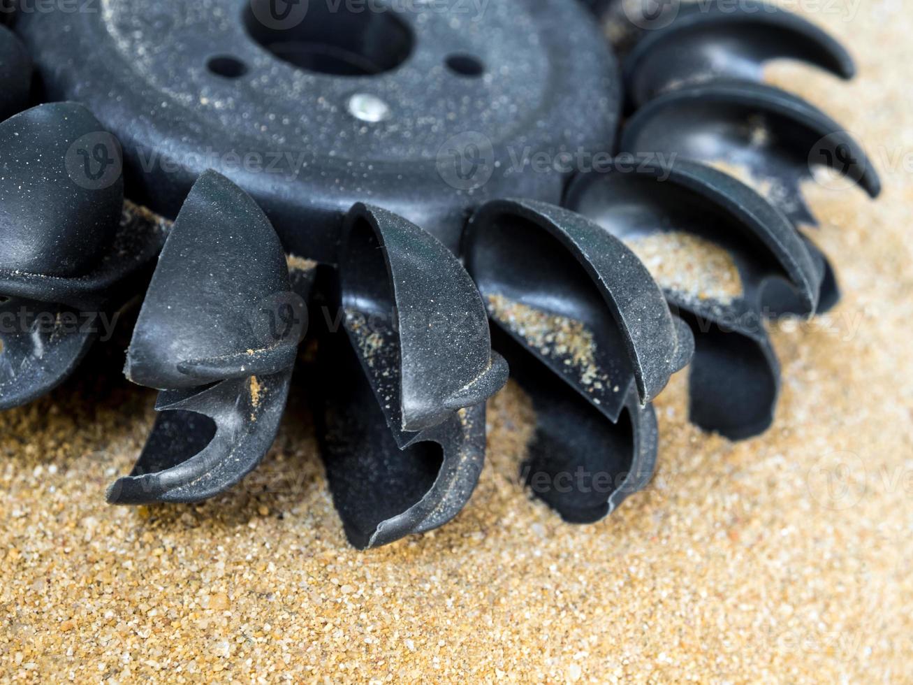 Kunststoff-Pelton-Wasserturbine auf Sand ohne Wasser foto