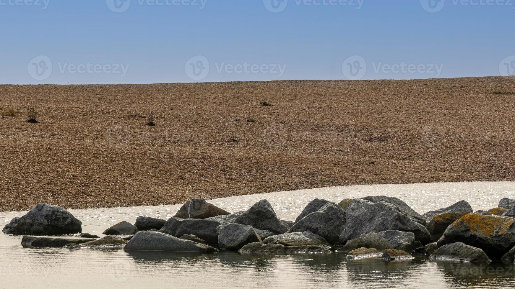 Felsen Schwimmbad auf ein Kieselstein Strand foto