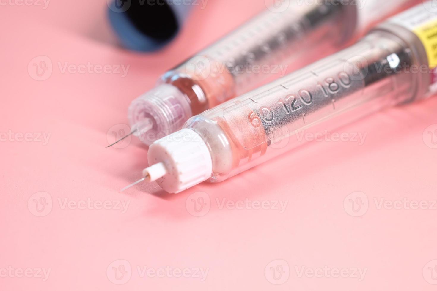 Insulinpens auf rosa Hintergrund, Nahaufnahme foto