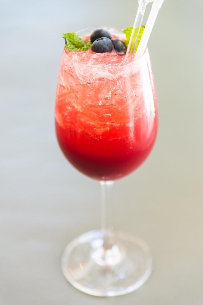 Cocktail mit roten Beeren foto