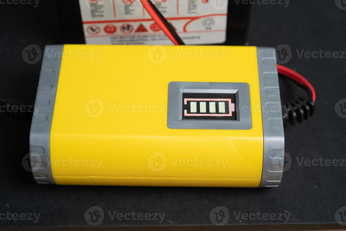 tragbar Motorrad Batterie Ladegerät 22381772 Stock-Photo bei Vecteezy