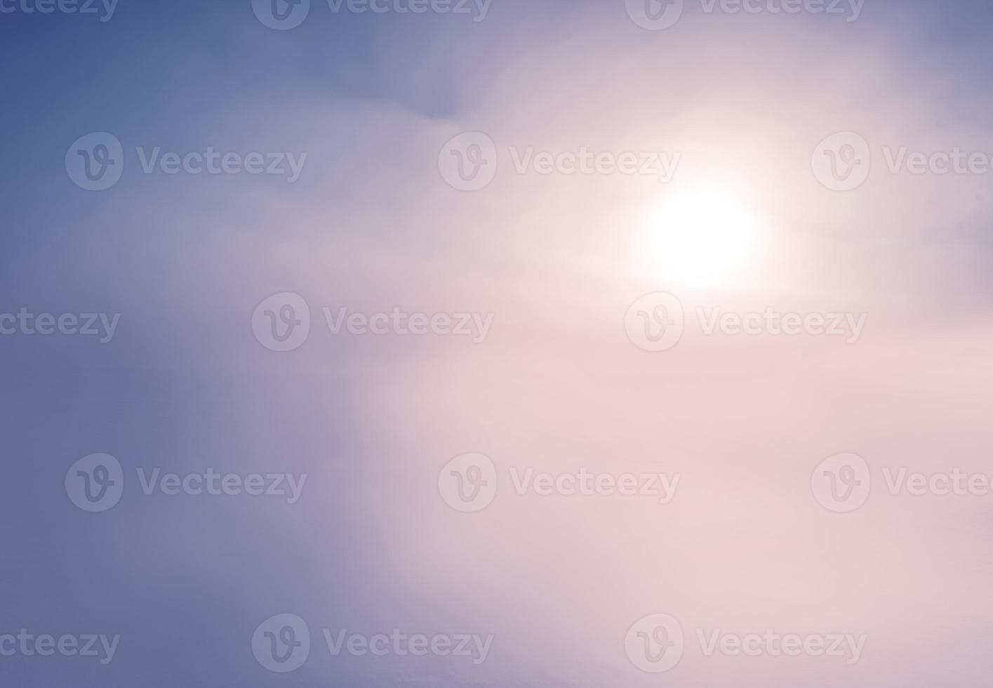 sommer blauer himmel wolkensteigung hellweißer hintergrund. schönheit klar bewölkt in sonnenschein ruhig hell winterluft hintergrund. düstere lebendige cyanfarbene landschaft in der umgebung tag horizont skyline blick frühlingswind foto