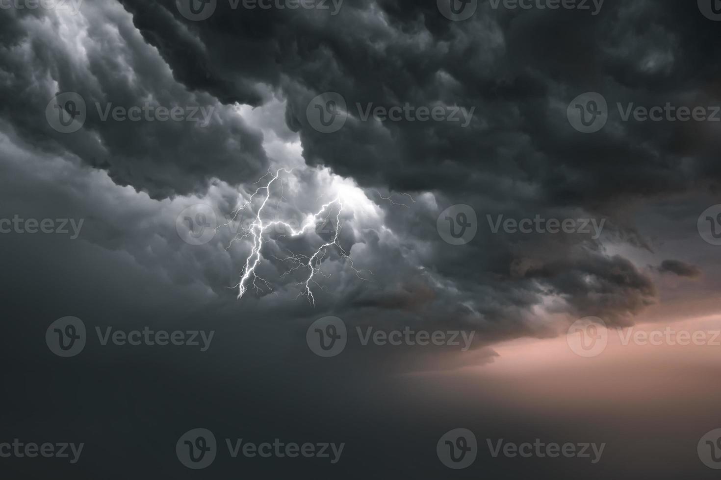 Blitz Gewitter Blitz Über das Nacht Himmel. Konzept auf Thema Wetter, Katastrophen foto