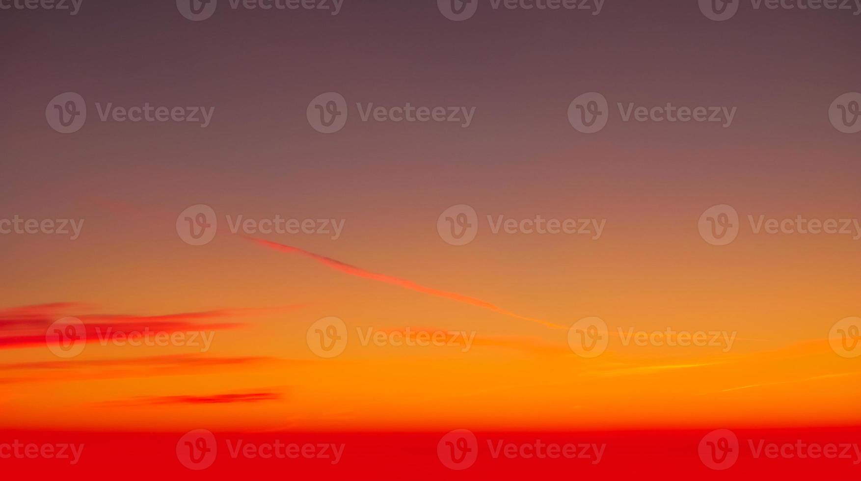 echt tolle Panorama- Sonnenaufgang oder Sonnenuntergang Himmel mit sanft bunt Wolken. lange Panorama, Ernte es foto