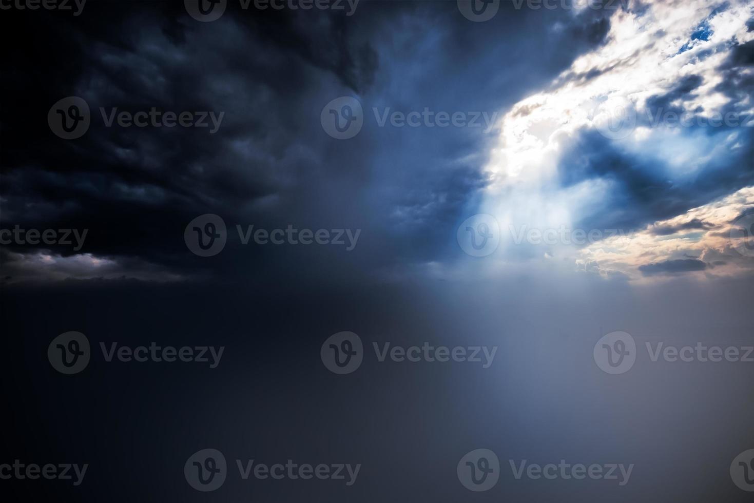 Blitz Gewitter Blitz Über das Nacht Himmel. Konzept auf Thema Wetter, Katastrophen foto