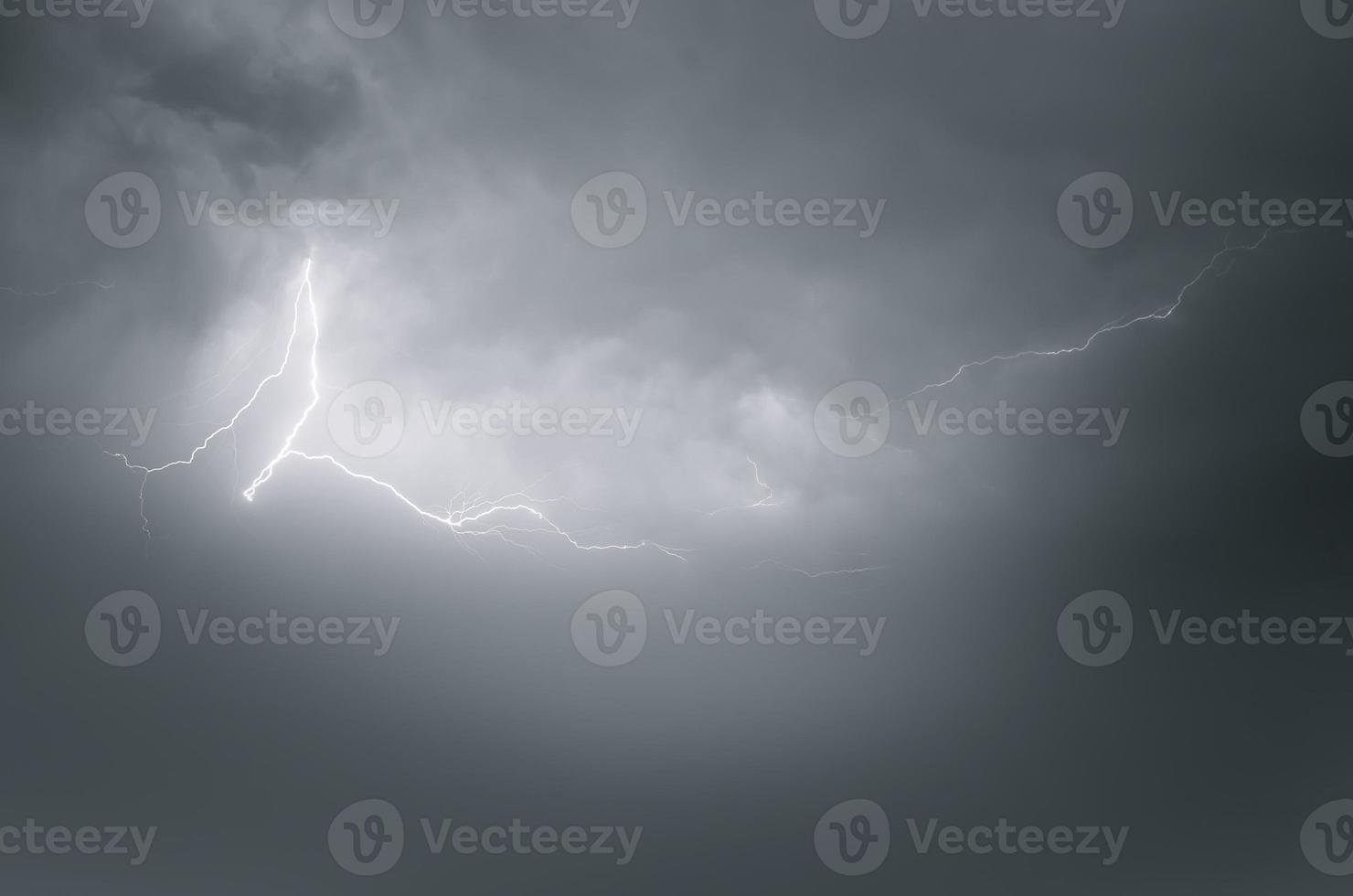 Blitz Gewitter Blitz Über das Nacht Himmel. Konzept auf Thema Wetter, Katastrophen foto