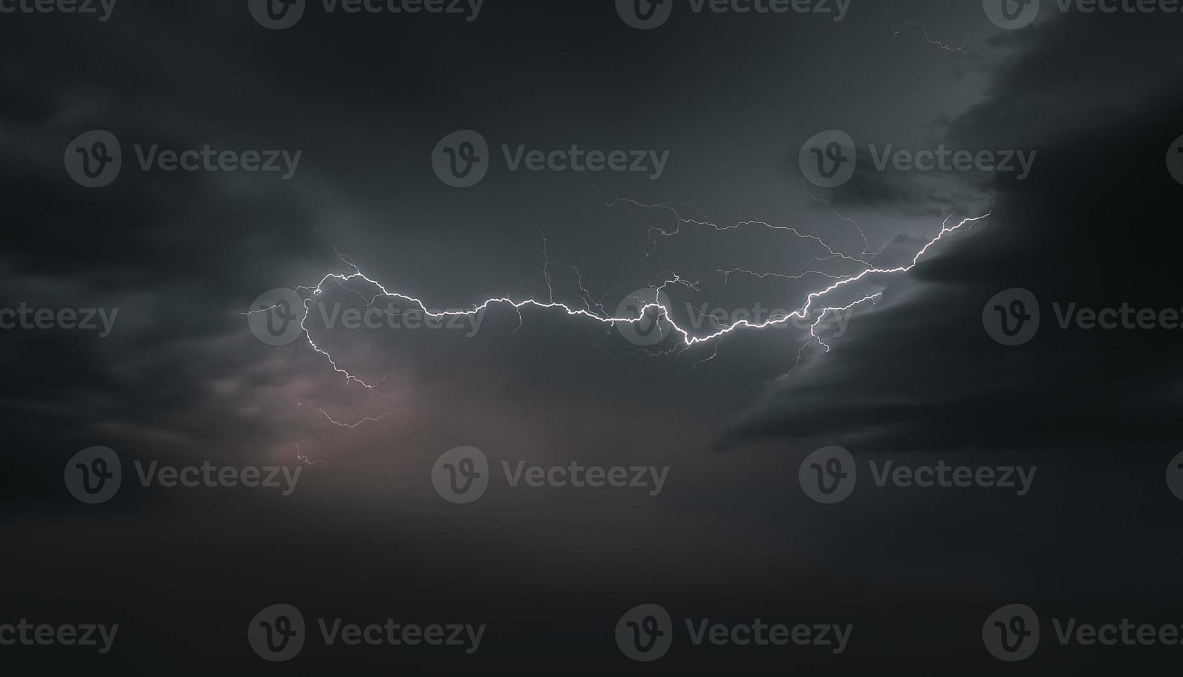 Blitz Gewitter Blitz Über das Nacht Himmel. Konzept auf Thema Wetter, Katastrophen foto