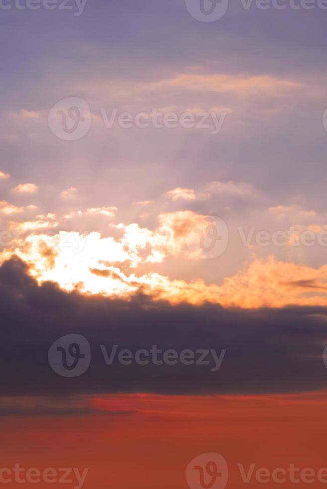 echt tolle Panorama- Sonnenaufgang oder Sonnenuntergang Himmel mit sanft bunt Wolken. lange Panorama, Ernte es foto