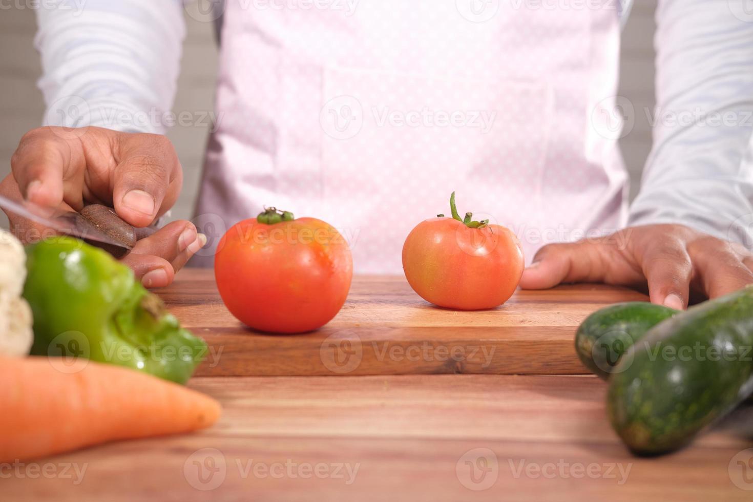 frische Tomaten auf einem Schneidebrett foto