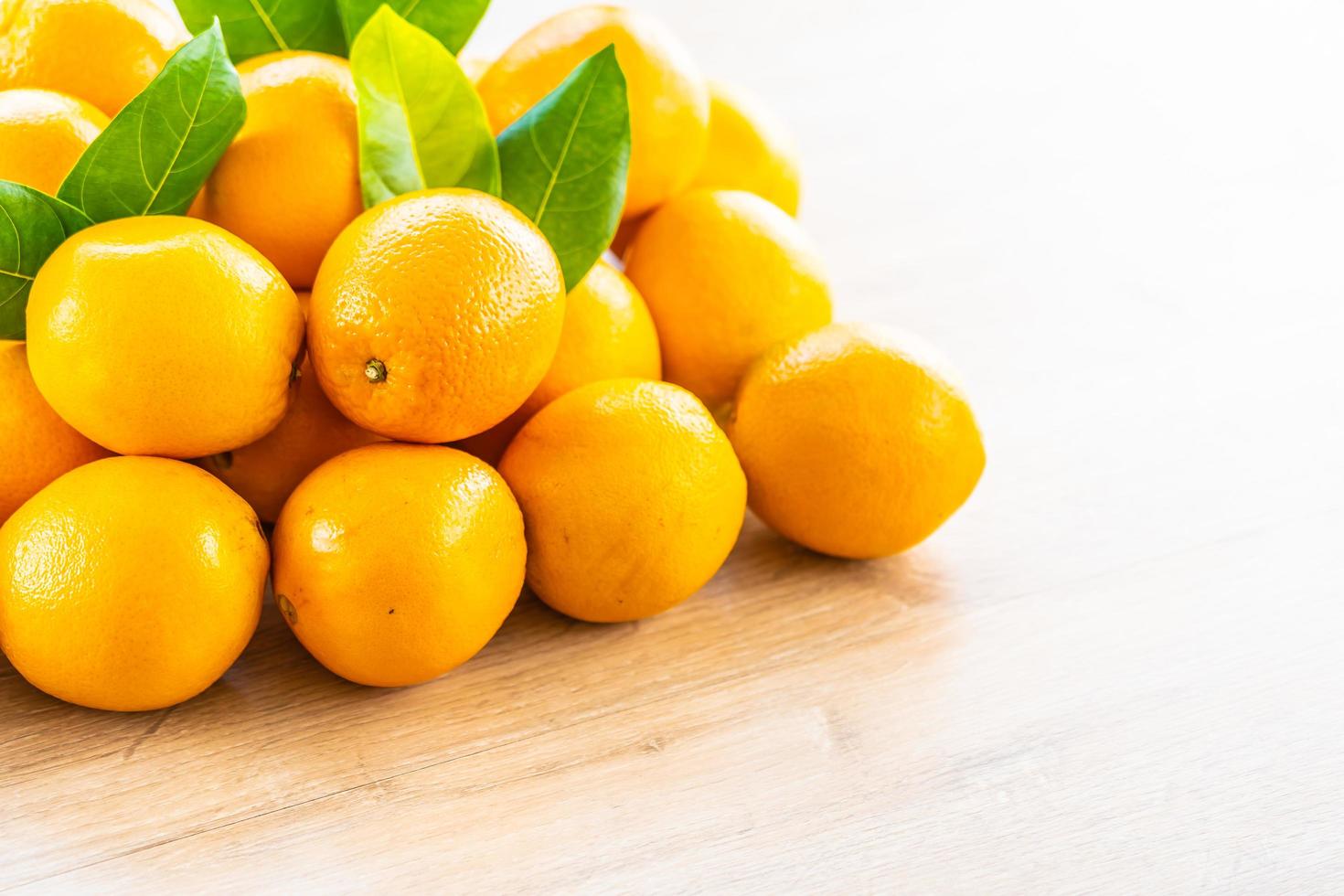 frische Orangen auf dem Tisch foto