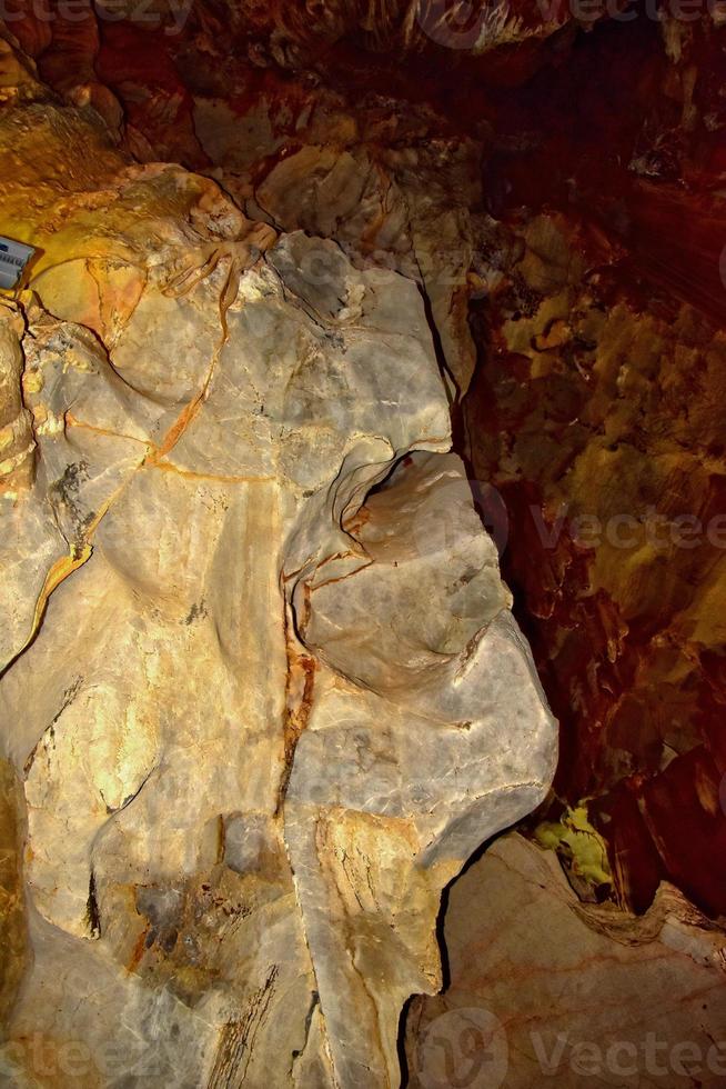 interessant Original Höhle im das Türkisch Berge mit Stalaktiten und Stalagmiten Erstellen das Hintergrund foto