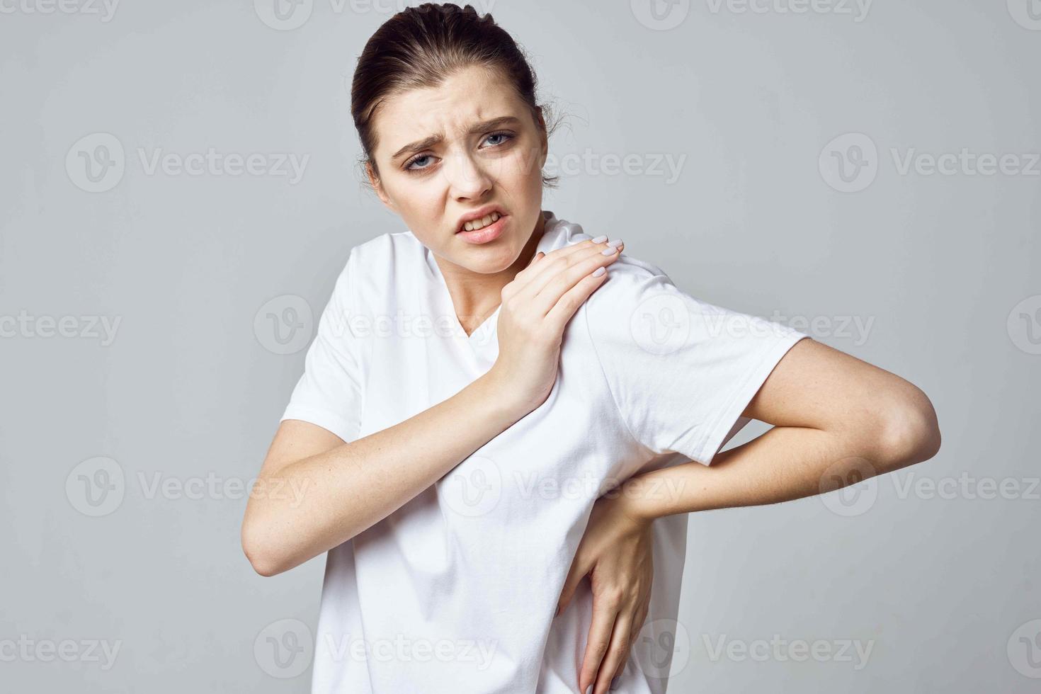 verärgert Frau im Weiß T-Shirt Joint Schmerzen Gesundheit Probleme Emotionen foto