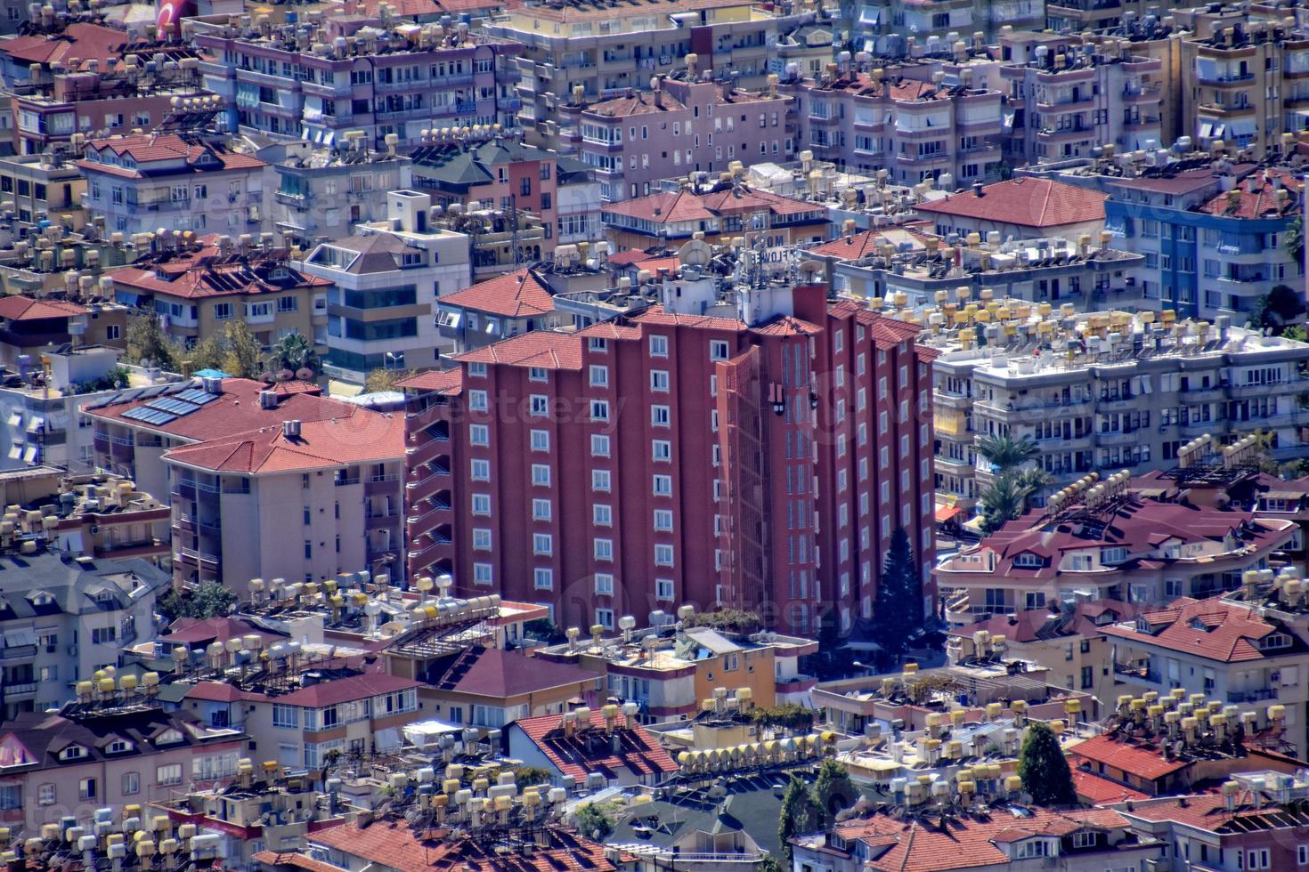 Aussicht von das Vorteil Punkt von das Stadt von Alanya im Truthahn und das Mittelmeer Meer foto