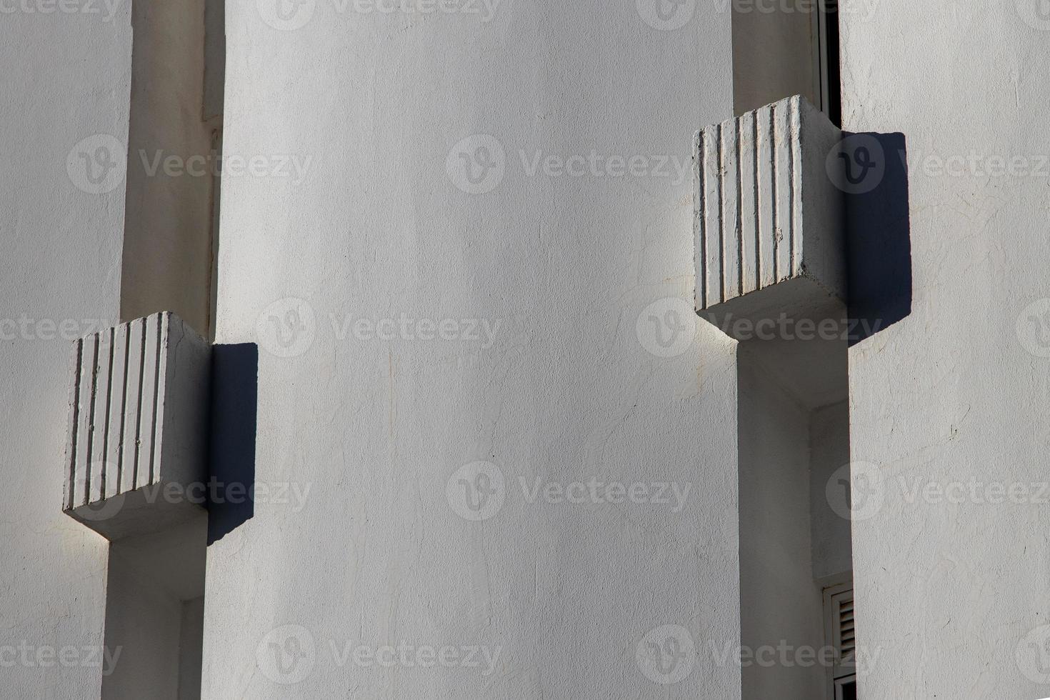 interessant Original Elemente von das Balkone im das Weiß Gebäude foto