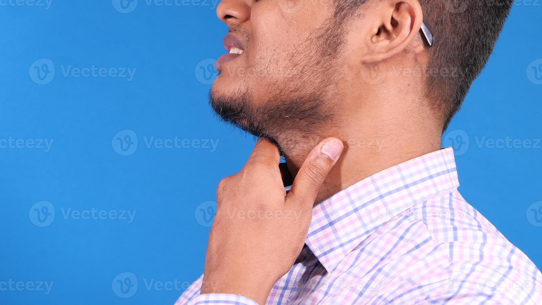 Mann hält Hals vor Schmerzen foto