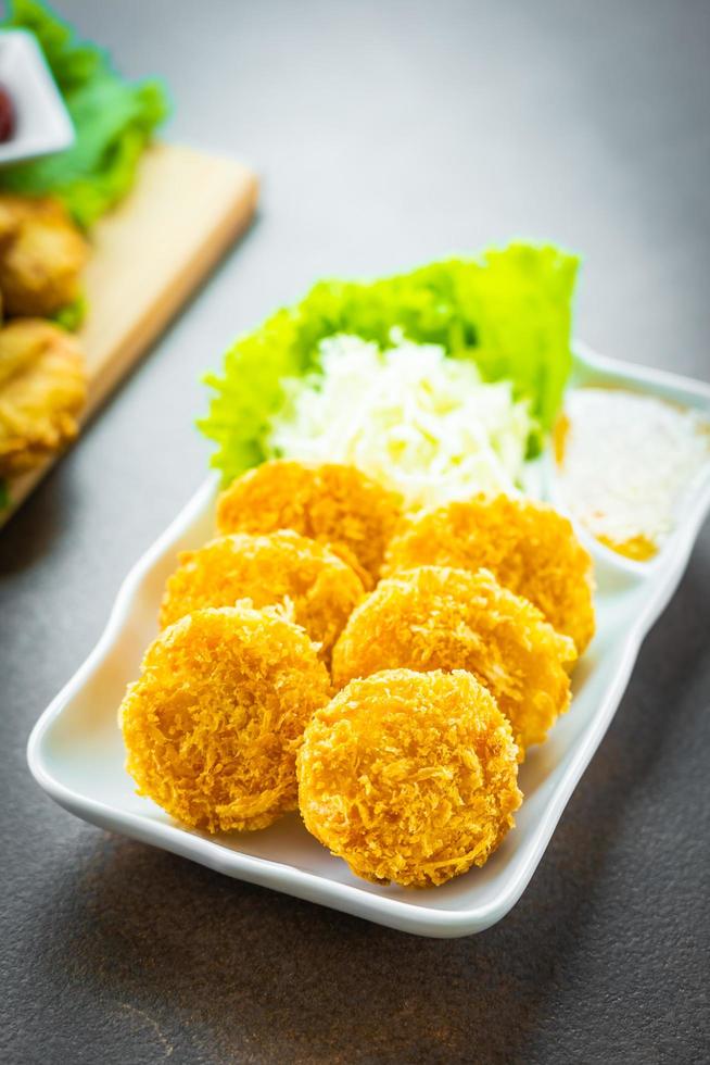 frittierter Garnelenkuchen oder Ball mit Gemüse foto