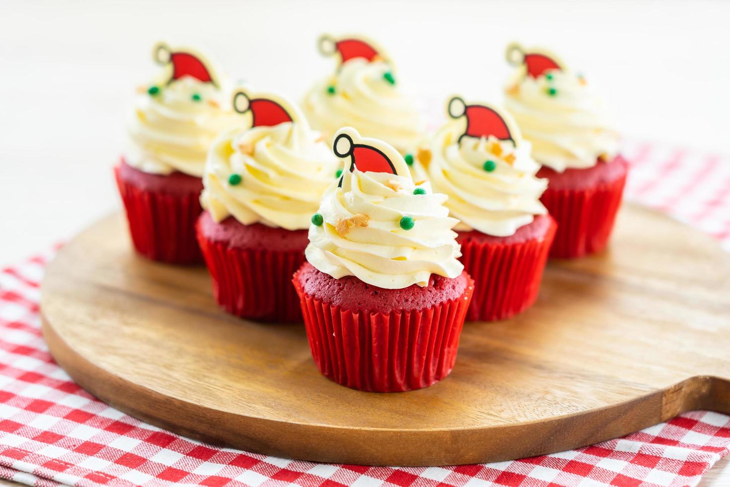 süßes Dessert mit Cupcake rotem Samt foto