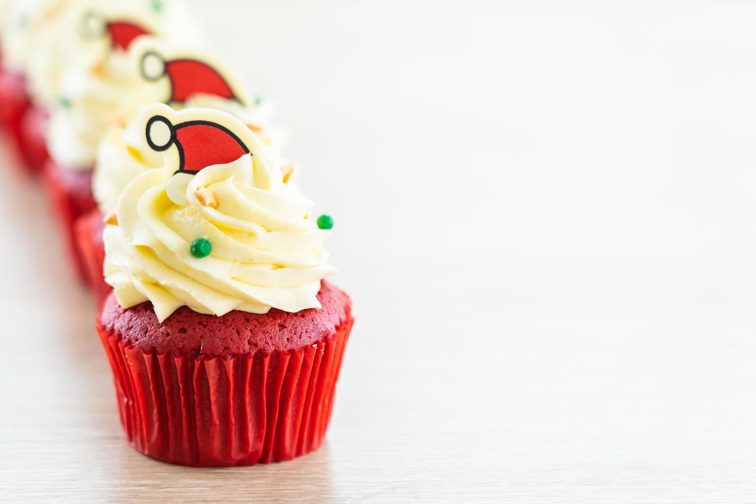 süßes Dessert mit Cupcake rotem Samt foto