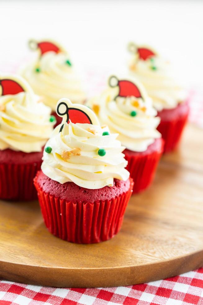 süßes Dessert mit Cupcake rotem Samt foto