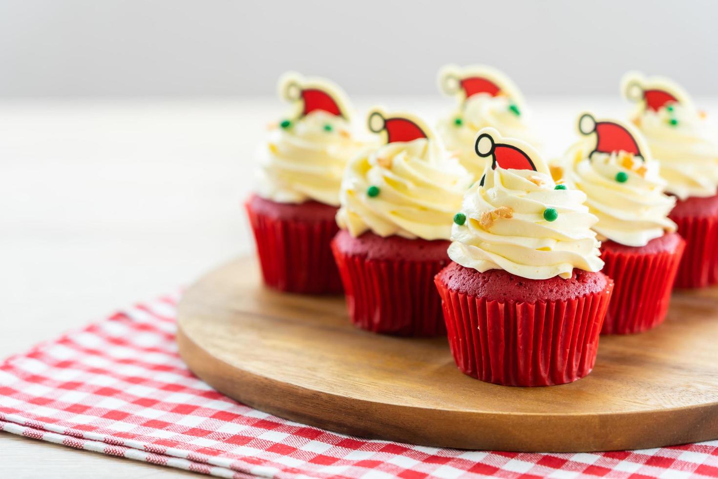 süßes Dessert mit Cupcake rotem Samt foto