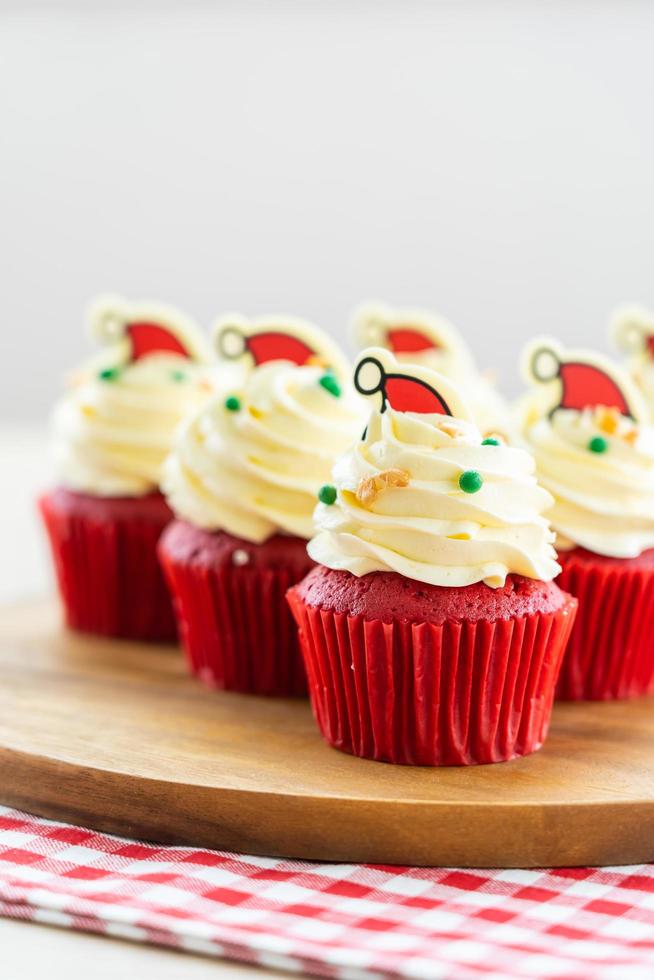 süßes Dessert mit Cupcake rotem Samt foto