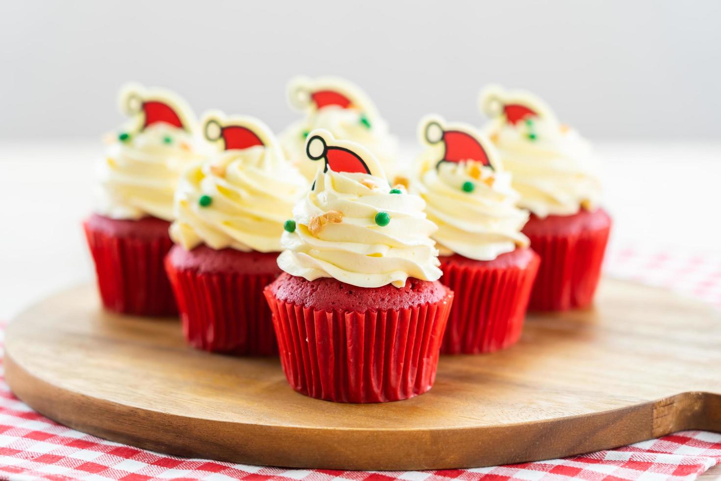 süßes Dessert mit Cupcake rotem Samt foto