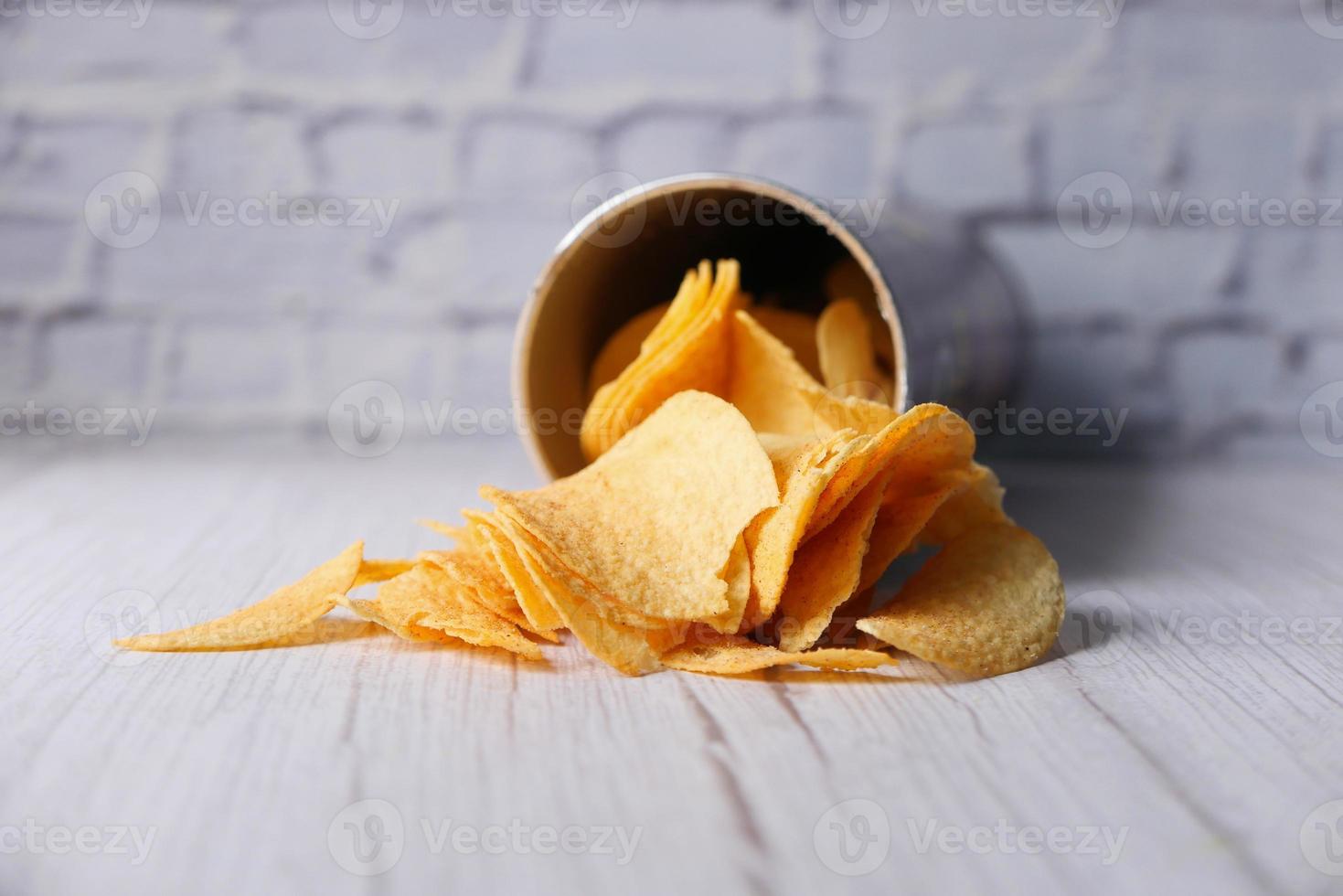 Kartoffelchips auf weißem Hintergrund foto