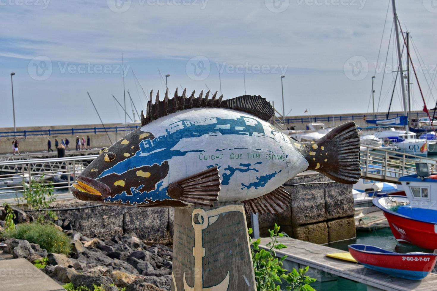 bunt Spaß Fisch Monumente im das Hafen von Corralejo, Spanien foto