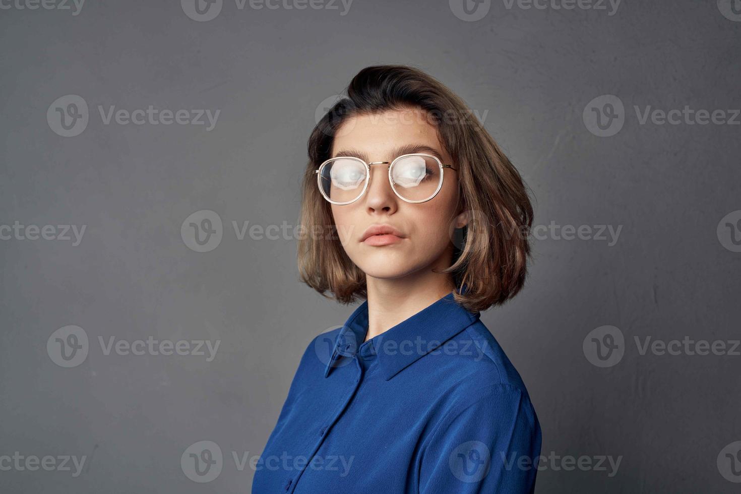 Frau im Blau Hemd tragen Brille elegant Stil isoliert Hintergrund foto
