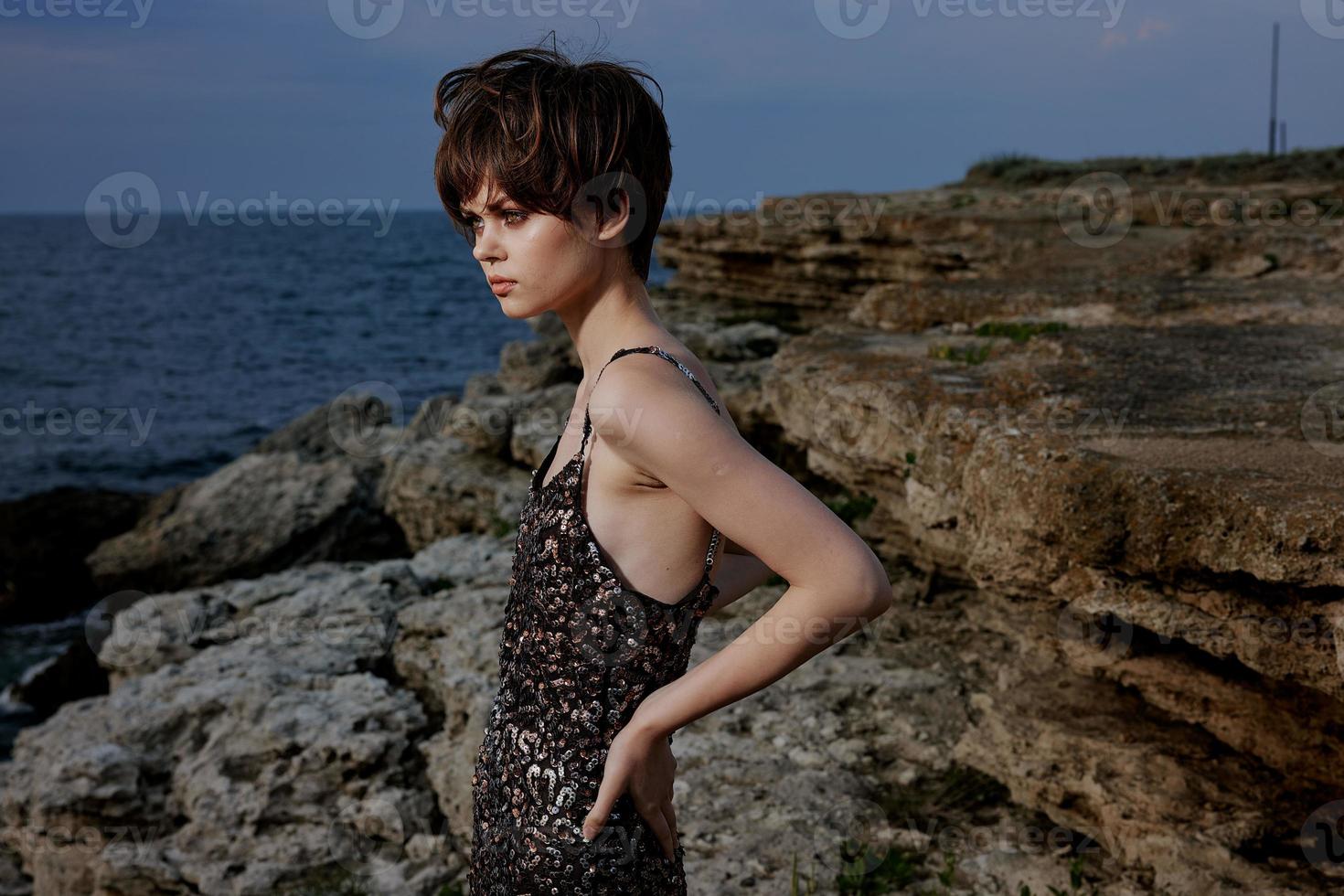 Frau im Kleid im Kleid auf Natur Felsen Landschaft Luxus foto