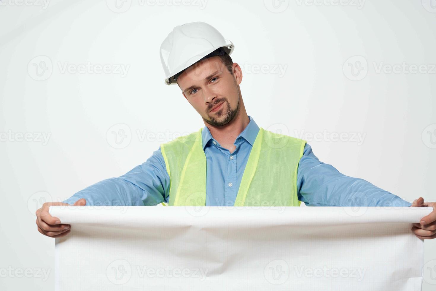 Mann im Weiß Helm Blaupausen Baumeister Licht Hintergrund foto