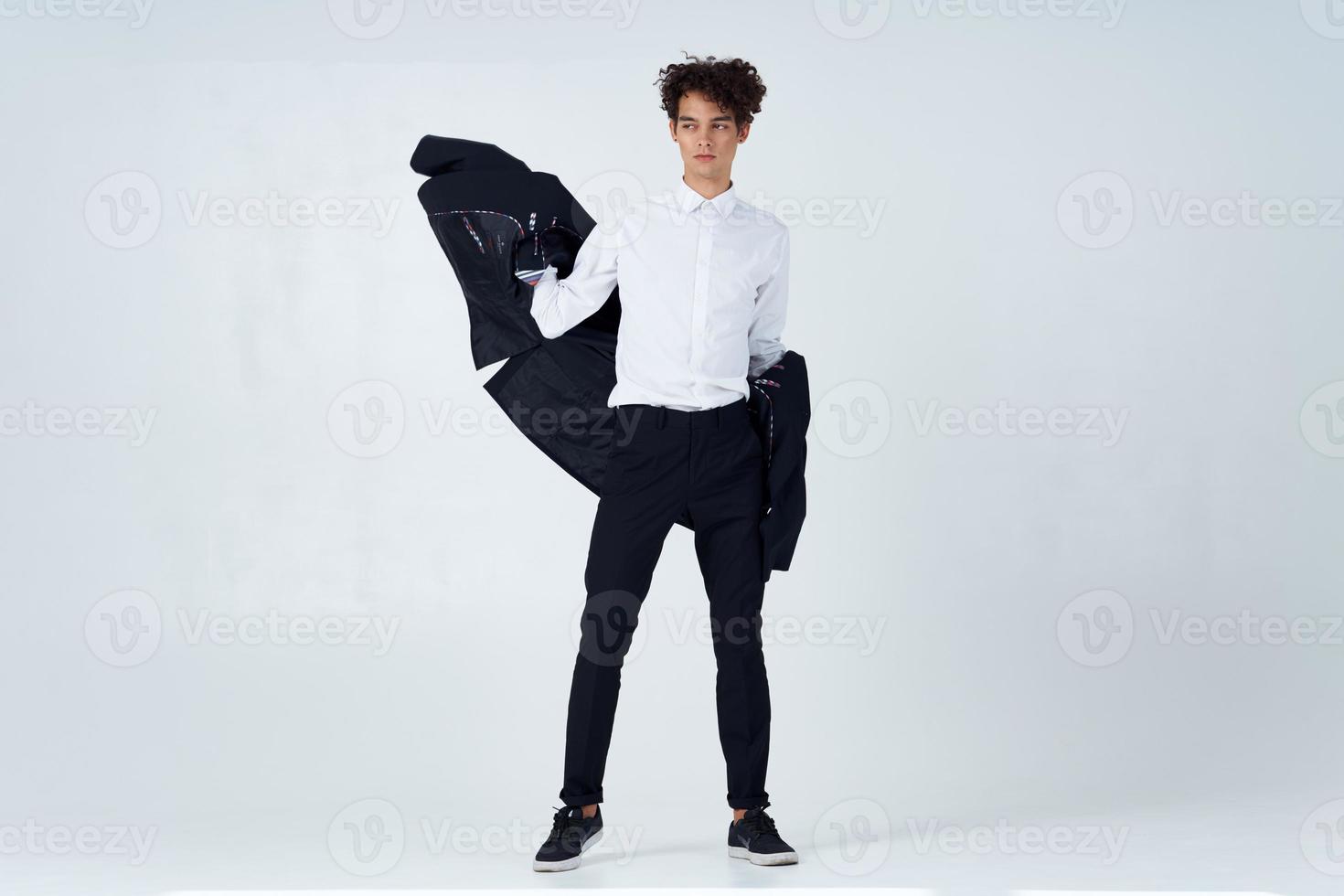Geschäft Mann schwarz Jacke modern Stil Studio isoliert Hintergrund foto