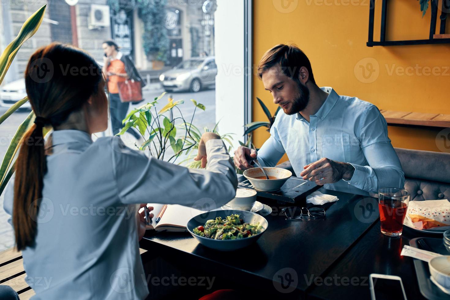 Angestellte beim das Tabelle im das Cafe Mittagessen brechen Kochen Frauen und Mann foto