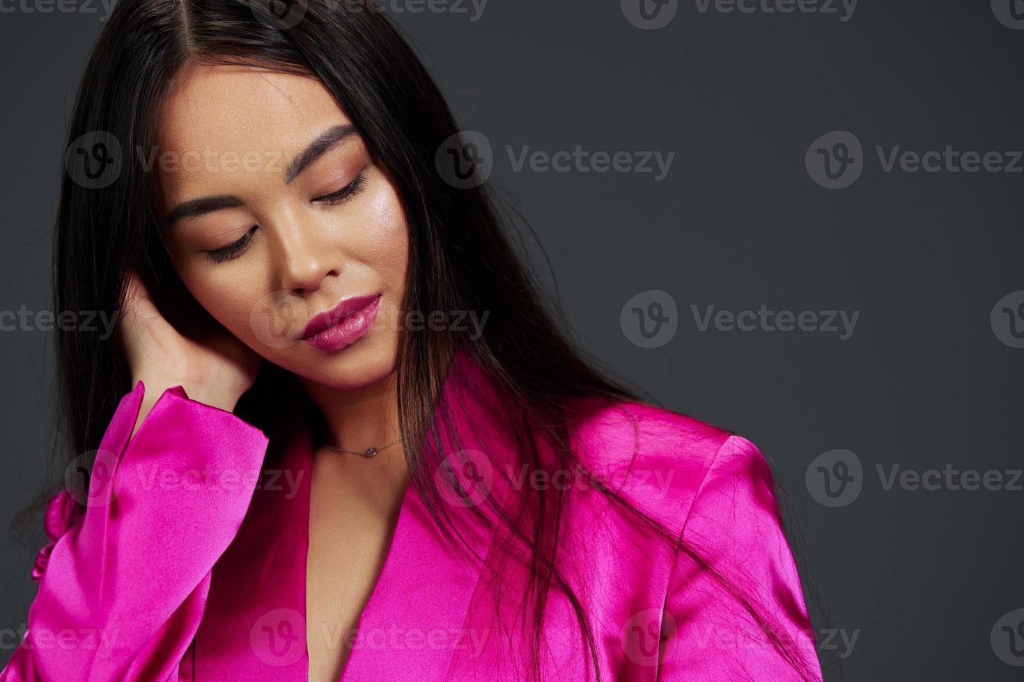 Brünette im ein Rosa Kleid Luxus Nahansicht hell bilden grau Hintergrund foto