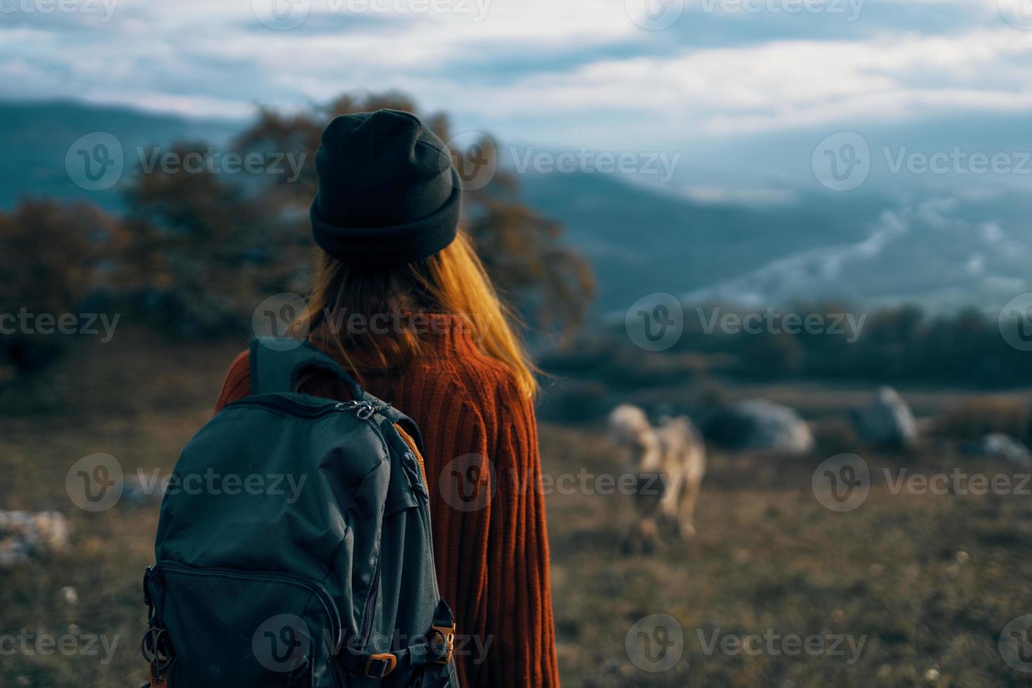 Frau Wanderer Rucksack Reise Berge Landschaft Ausflug foto